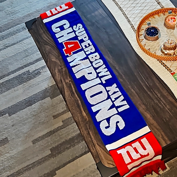 EUC 2 NY Giants and 1 NY Yankees scarves. - Picture 2 of 4